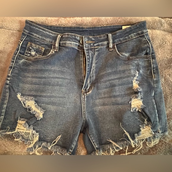 High stretch, solid colored, distressed shorts xl - Picture 2 of 9